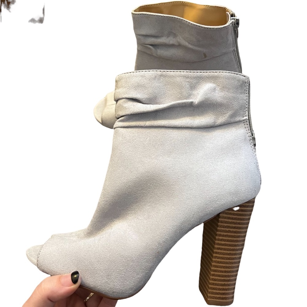 Express Gray Scrunched Ankle Peep Toe Heeled Bootie Size: 7